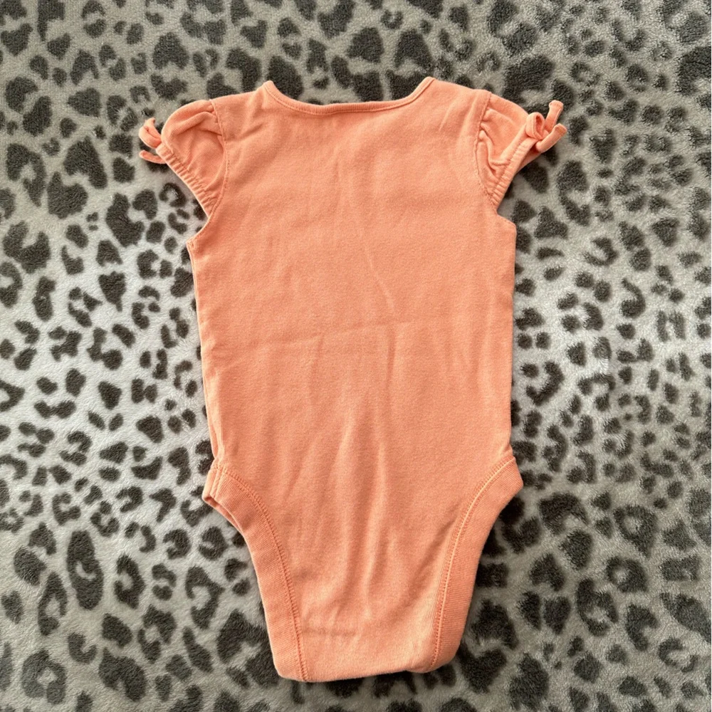 2006 Old Navy Short Sleeve Bodysuit Onesie in Peach Orange Size 6-12 months